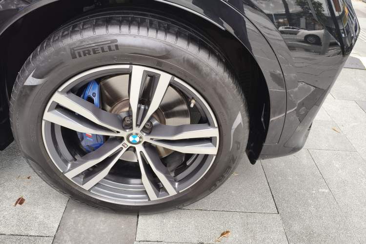 Used BMW X7 2020 xDrive40i Luxury Package with Premium Features Right Front Wheel Hub