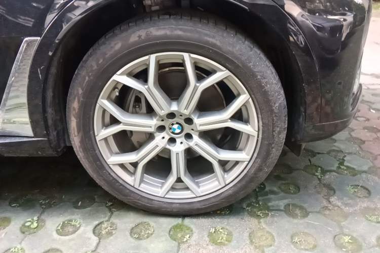 Used BMW X7 2020 xDrive40i Luxury Package with Premium Features Right Front Wheel Hub