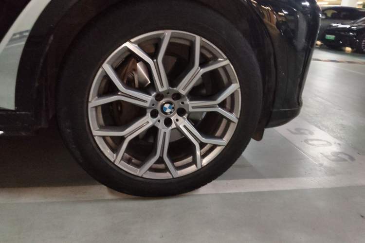 Used BMW X7 2020 xDrive40i Luxury Package with Leading Features Right Front Wheel Hub