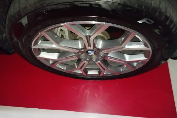 Used BMW X7 2020 xDrive40i Luxury M Sport Package Right Front Wheel Hub