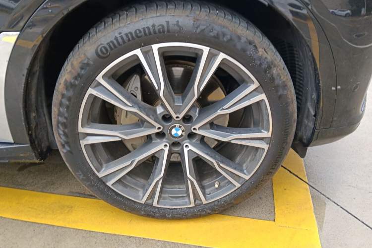 Used BMW X7 2020 xDrive40i Executive Luxury Package Right Front Wheel Hub