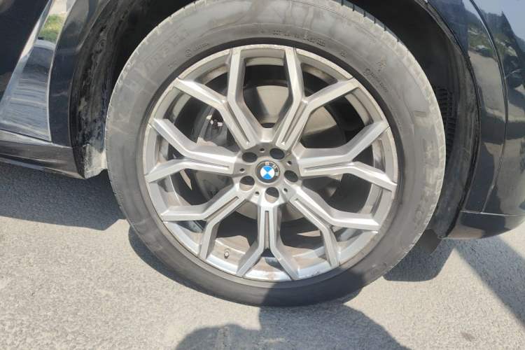 Used BMW X7 2020 xDrive40i Luxury Package with Leading Features Right Front Wheel Hub