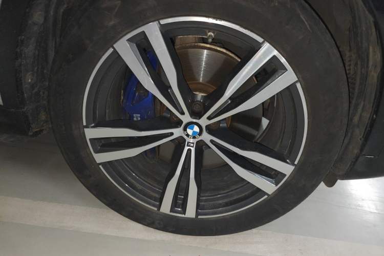 Used BMW X7 2020 xDrive40i Luxury M Sport Package Right Front Wheel Hub