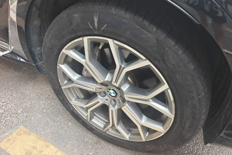 Used BMW X7 2020 xDrive40i Luxury Package with Leading Features Right Front Wheel Hub