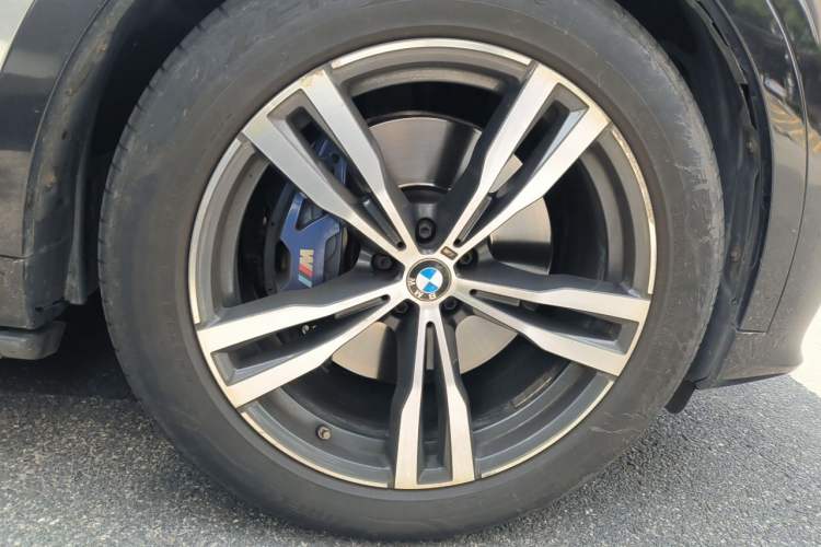 Used BMW X7 2020 xDrive40i Luxury M Sport Package Right Front Wheel Hub
