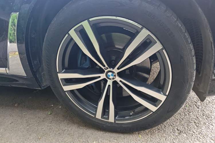 Used BMW X7 2020 xDrive40i Luxury M Sport Package Right Front Wheel Hub