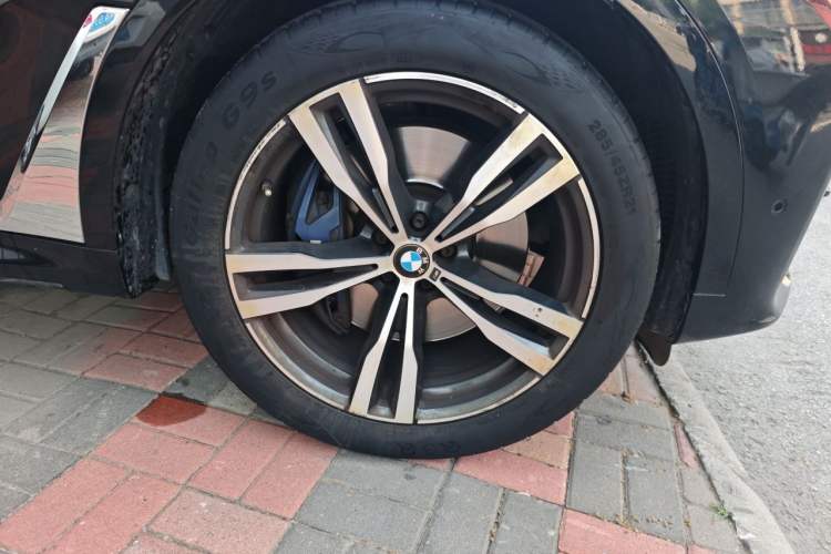 Used BMW X7 2020 xDrive40i Luxury M Sport Package Right Front Wheel Hub