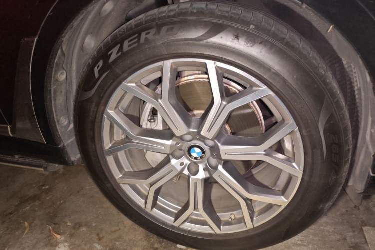 Used BMW X7 2020 xDrive40i Luxury Package with Premium Features Right Front Wheel Hub
