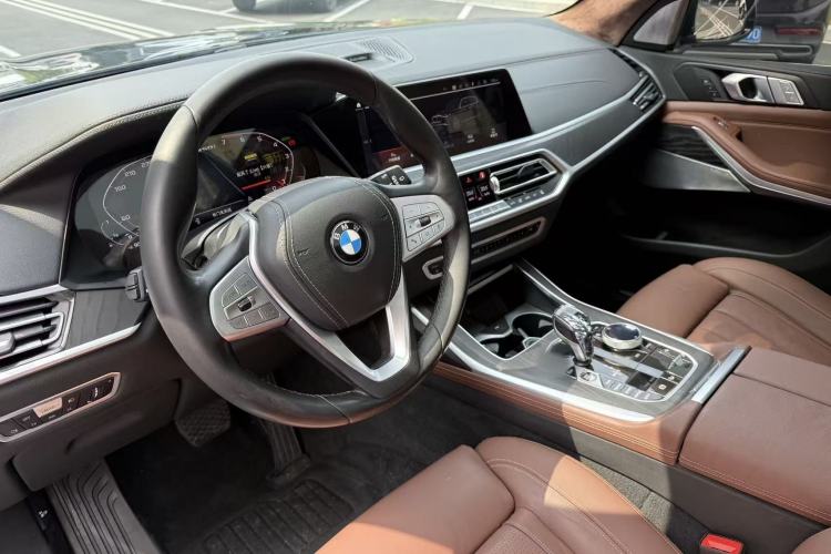Used BMW X7 2020 xDrive40i Luxury Package with Leading Features Steering Wheel