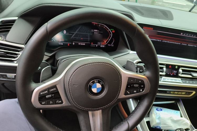 Used BMW X7 2020 xDrive40i Luxury Package with Premium Features Steering Wheel