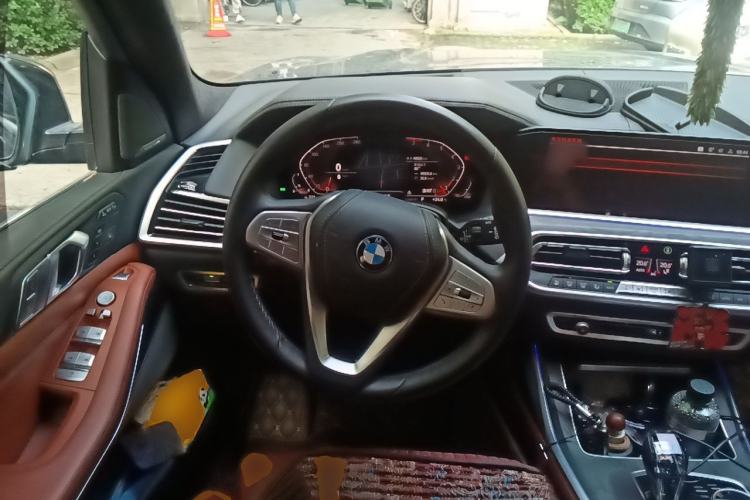Used BMW X7 2020 xDrive40i Luxury Package with Premium Features Steering Wheel