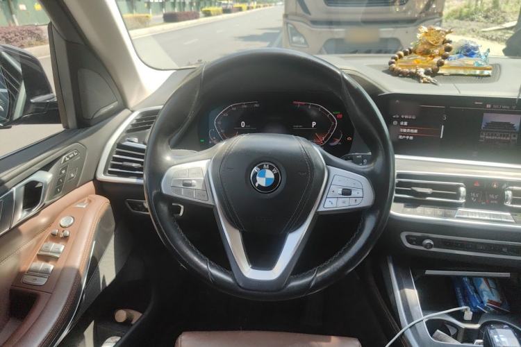 Used BMW X7 2020 xDrive40i Luxury Package with Leading Features Steering Wheel