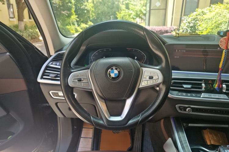 Used BMW X7 2020 xDrive40i Luxury Package with Leading Features Steering Wheel