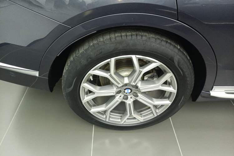Used BMW X7 2020 xDrive40i Luxury Package with Leading Features Exterior 2