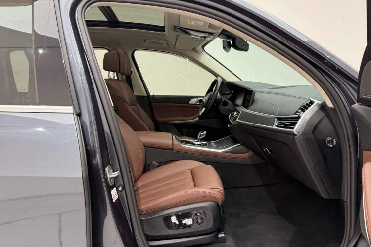 Used BMW X7 2020 xDrive40i Luxury Package with Leading Features Right Front Seat
