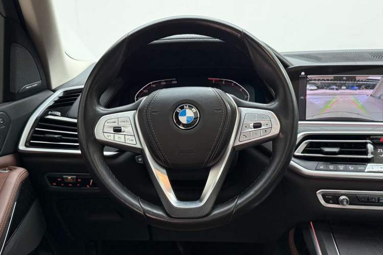 Used BMW X7 2020 xDrive40i Luxury Package with Leading Features Steering Wheel