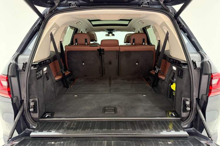 Used BMW X7 2020 xDrive40i Luxury Package with Leading Features Trunk