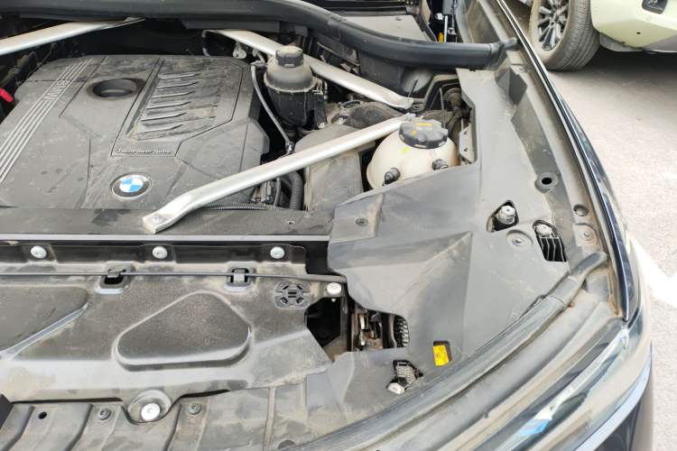 Used BMW X7 2020 xDrive40i Luxury M Sport Package Engine Bay Left