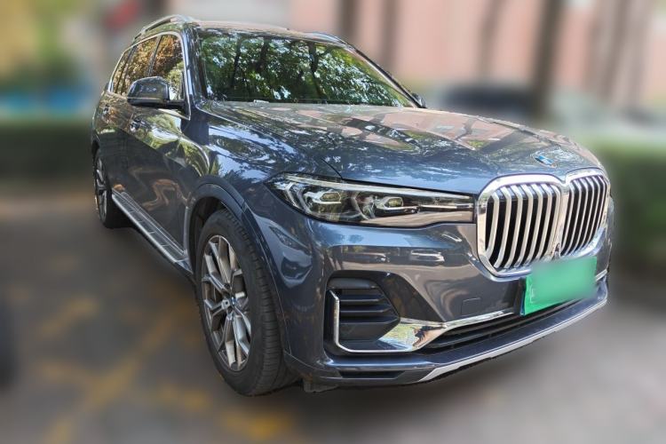 Used BMW X7 2020 xDrive40i Luxury Package with Leading Features Front Right 45 Deg