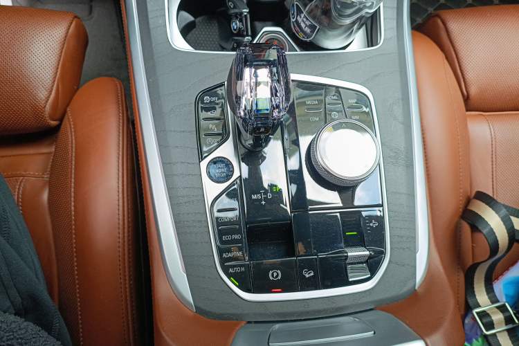 Used BMW X7 2020 xDrive40i Luxury Package with Premium Features Gear Lever