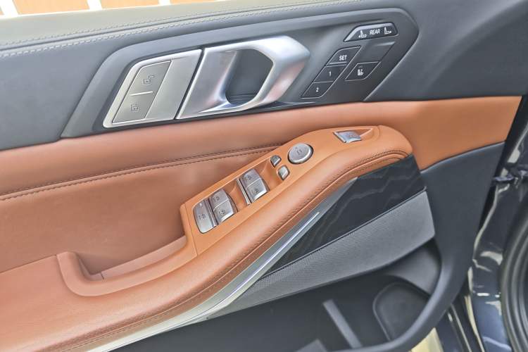 Used BMW X7 2020 xDrive40i Luxury M Sport Package Interior 8
