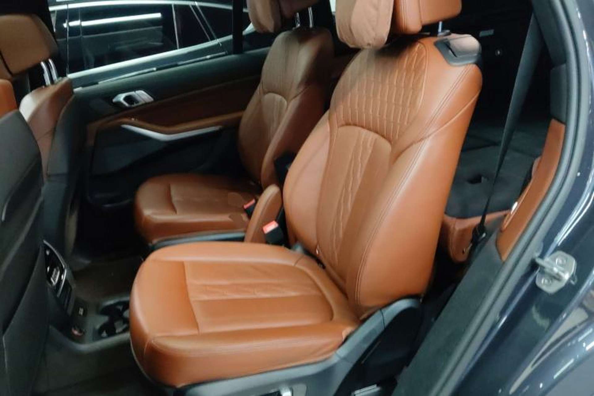Used BMW X7 2020 xDrive40i Luxury M Sport Package Left Rear Seat