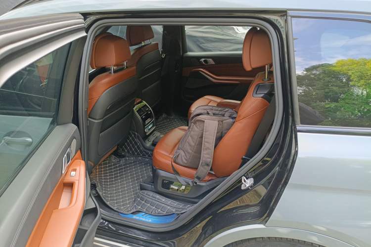 Used BMW X7 2020 xDrive40i Luxury Package with Premium Features Left Rear Seat
