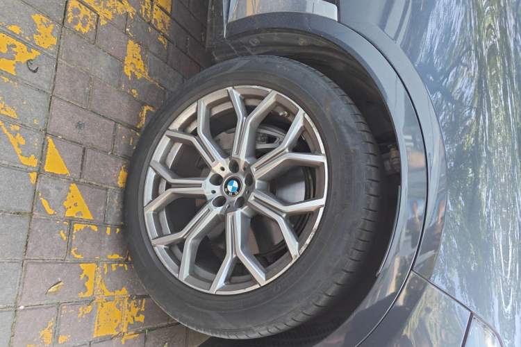 Used BMW X7 2020 xDrive40i Luxury Package with Leading Features Right Front Wheel Hub