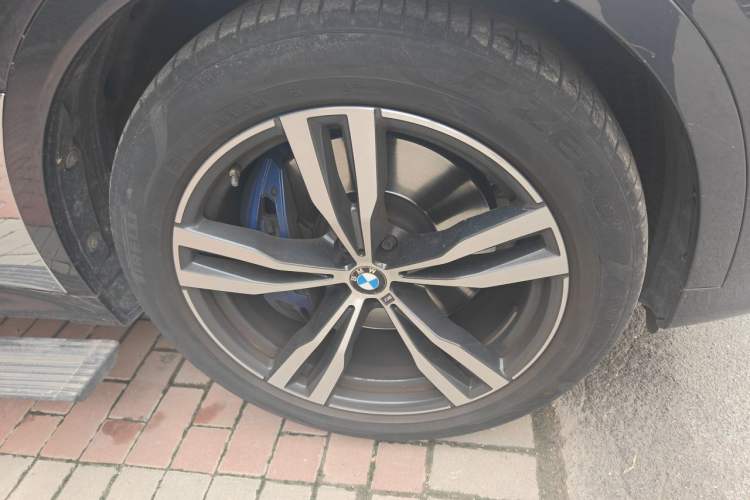 Used BMW X7 2020 xDrive40i Luxury M Sport Package Right Front Wheel Hub
