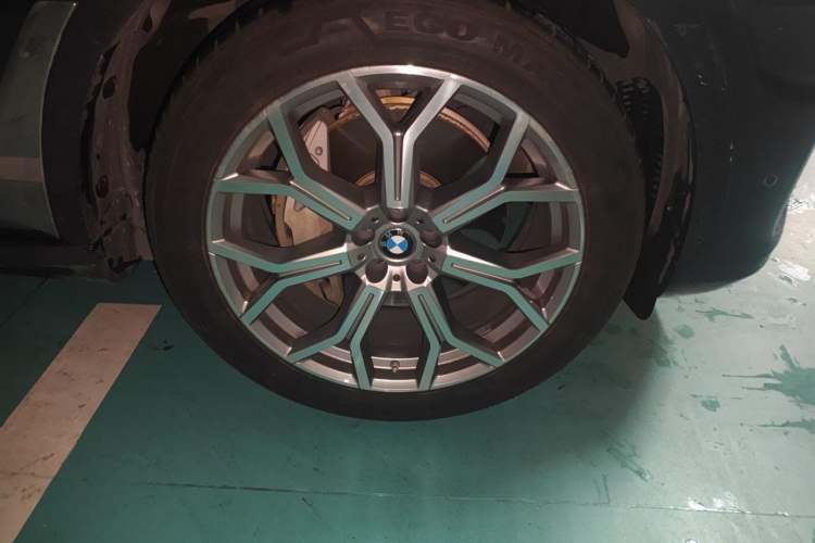 Used BMW X7 2020 xDrive40i Luxury M Sport Package Right Front Wheel Hub