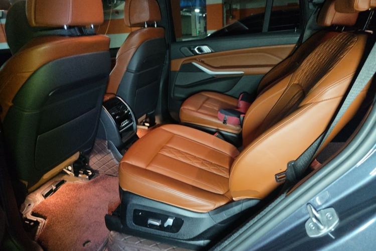 Used BMW X7 2020 xDrive40i Luxury M Sport Package Left Rear Seat