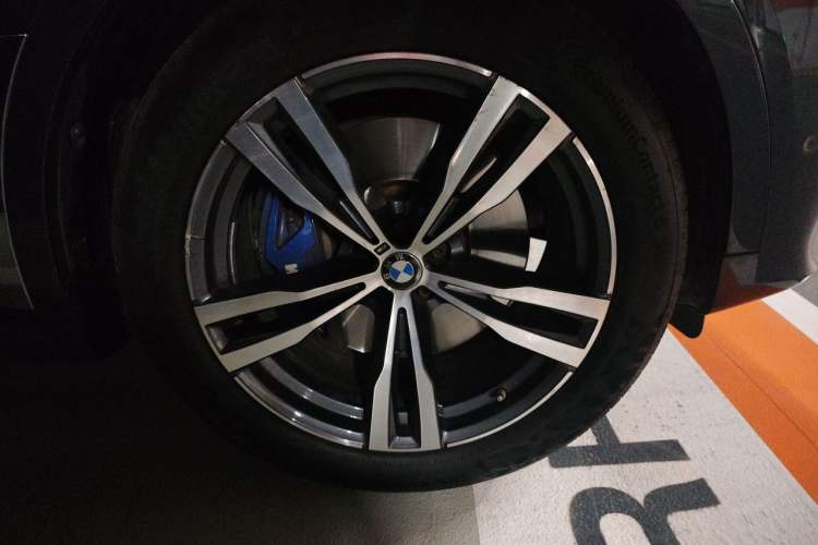 Used BMW X7 2020 xDrive40i Luxury M Sport Package Right Front Wheel Hub