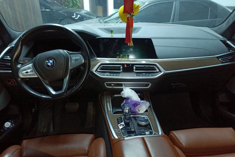 Used BMW X7 2020 xDrive40i Luxury Package with Premium Features Center Console