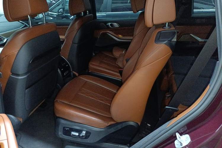 Used BMW X7 2020 xDrive40i Luxury Package with Premium Features Left Rear Seat