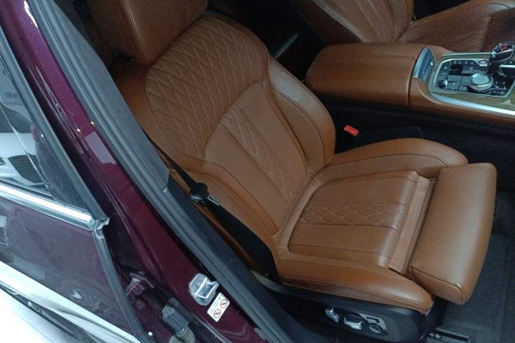 Used BMW X7 2020 xDrive40i Luxury Package with Premium Features Right Front Seat