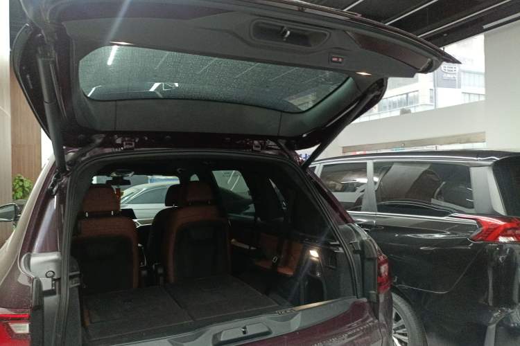 Used BMW X7 2020 xDrive40i Luxury Package with Premium Features Trunk
