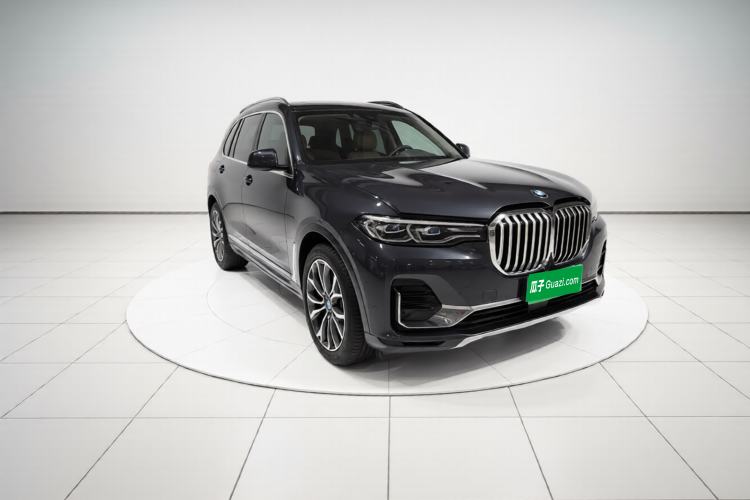Used BMW X7 2020 xDrive40i Luxury Package with Leading Features Front Right 45 Deg