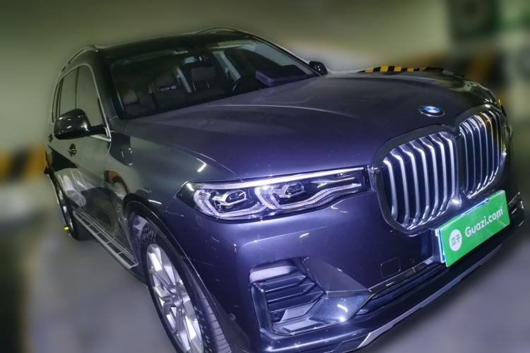 Used BMW X7 2020 xDrive40i Luxury Package with Leading Features Front Right 45 Deg