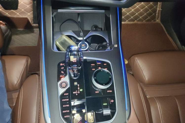 Used BMW X7 2020 xDrive40i Luxury Package with Leading Features Gear Lever