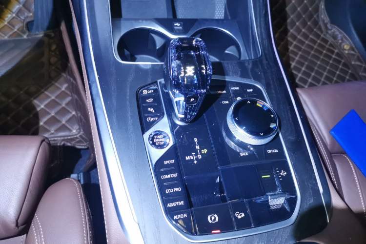 Used BMW X7 2020 xDrive40i Luxury Package with Leading Features Gear Lever