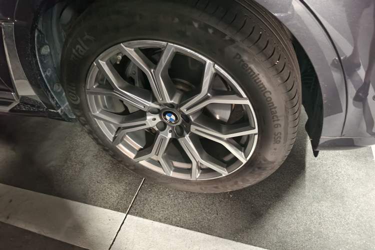 Used BMW X7 2020 xDrive40i Luxury Package with Leading Features Right Front Wheel Hub