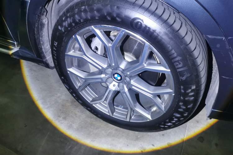 Used BMW X7 2020 xDrive40i Luxury Package with Leading Features Right Front Wheel Hub