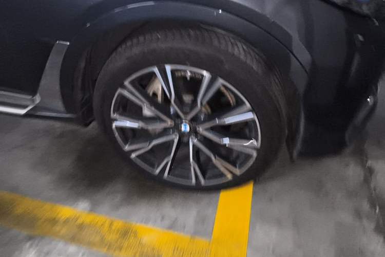 Used BMW X7 2020 xDrive40i Executive Luxury Package Right Front Wheel Hub