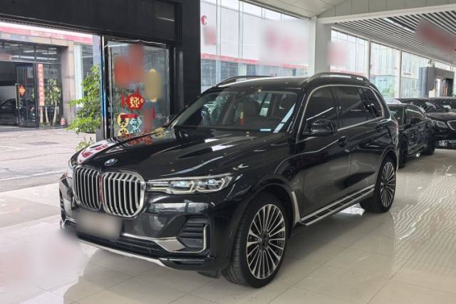 Used BMW X7 2021 Facelifted xDrive40i Luxury Package with Leading Features
