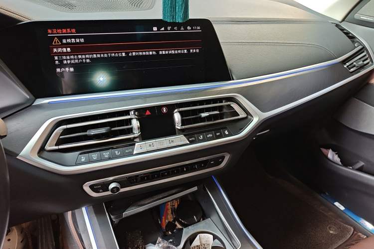 Used BMW X7 2021 xDrive40i Luxury Package with Leading Features Audio And AC Panel