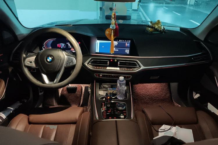Used BMW X7 2021 xDrive40i Luxury Package with Leading Features Center Console