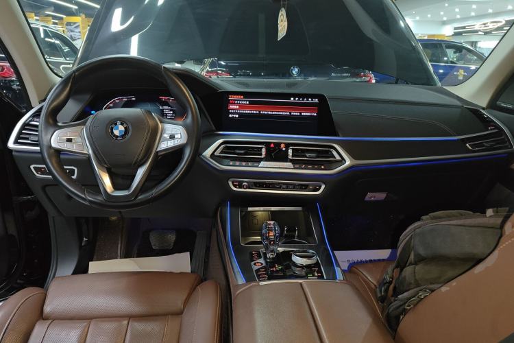 Used BMW X7 2021 xDrive40i Luxury Package with Leading Features Center Console