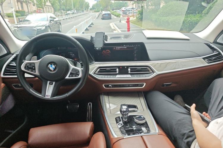 Used BMW X7 2021 xDrive40i Executive Model with M Sport Package Center Console
