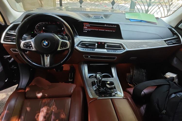 Used BMW X7 2021 xDrive40i Executive Model with M Sport Package Center Console