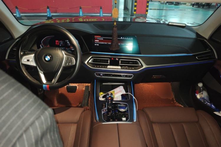 Used BMW X7 2021 xDrive40i Luxury Package with Leading Features Center Console